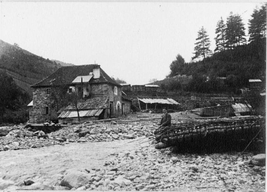 Almadia antigua en el molino de Uztarroz-Almadia zaharra Uztarrozeko errotan-Mintxate